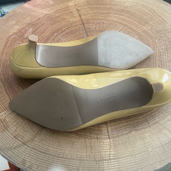 Timeless NUDE Patent Leather Kitten Heels 8-1/2 WIDE:  Trotters Paulina - Picture 2 of 6